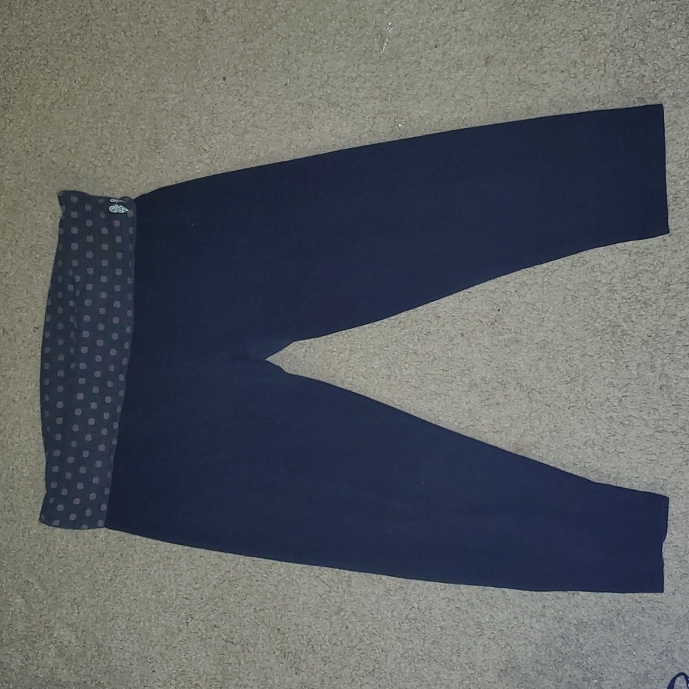 Victoria's secret Capri leggings size large.